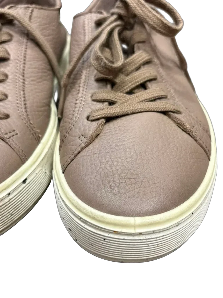 ECCO Taupe Pebbled Leather Low-Top Sneaker - detail