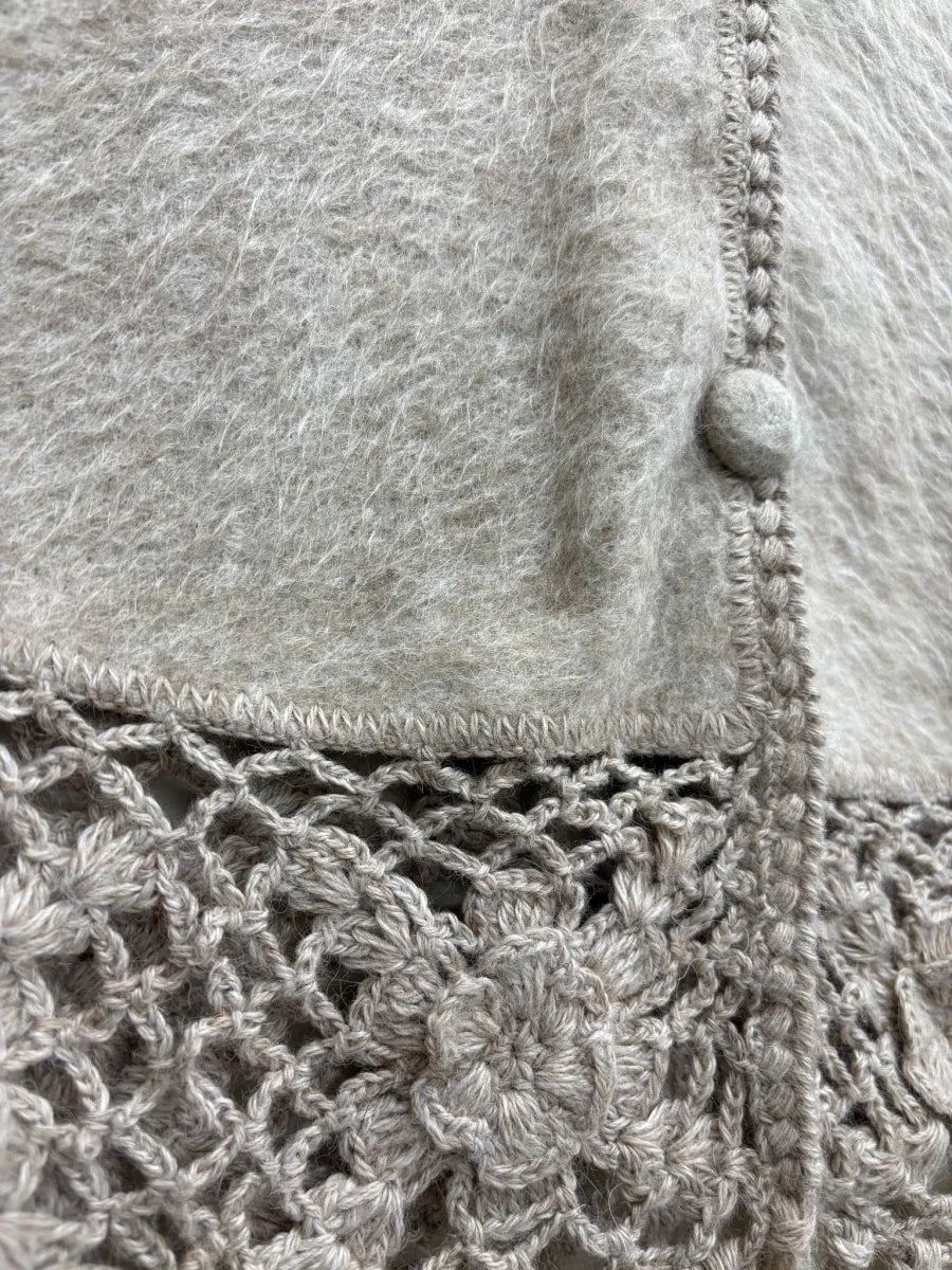 Alpaca Camargo Alpaca Blend Fuzzy Cape Crochet Trim - detail