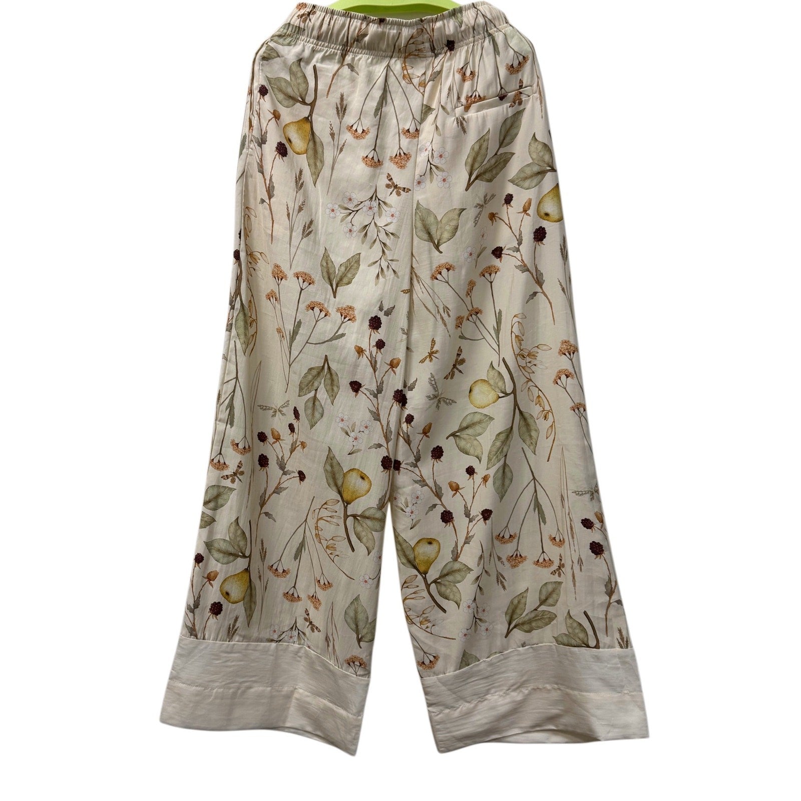 H&M woman's white floral pedal pusher pants in size XS