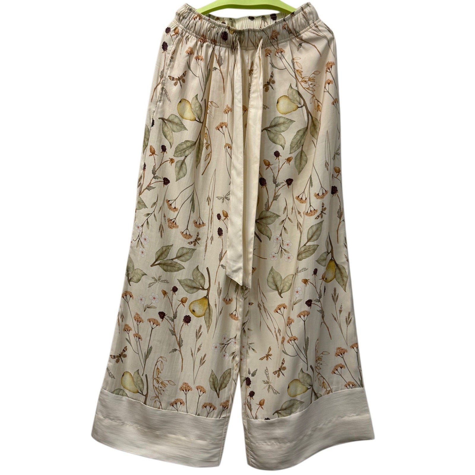 H&M woman's white floral pedal pusher pants in size XS