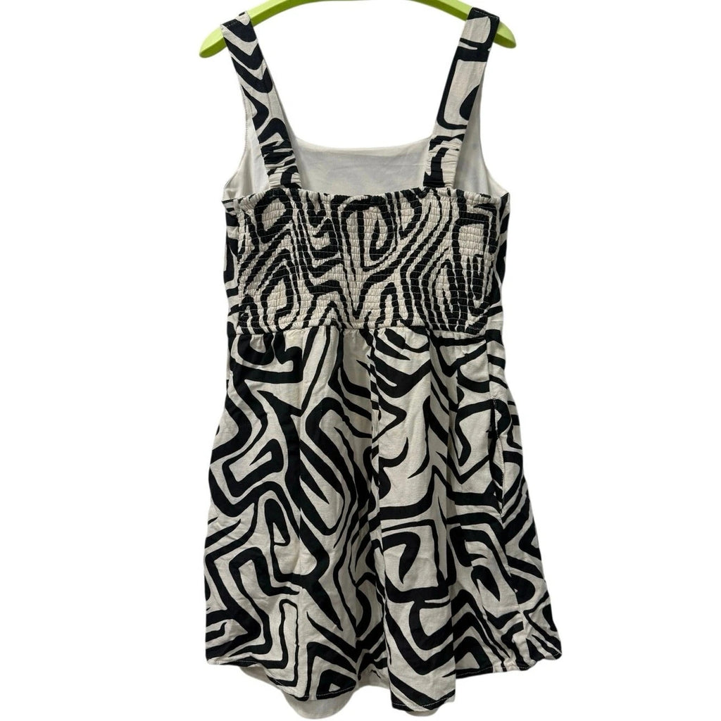 Jopaa woman's top in black and white pattern
